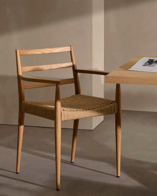 Chaise Analy avec accoudoirs en bois de chêne massif, finition naturelle, et assise en corde FSC Mix Credit