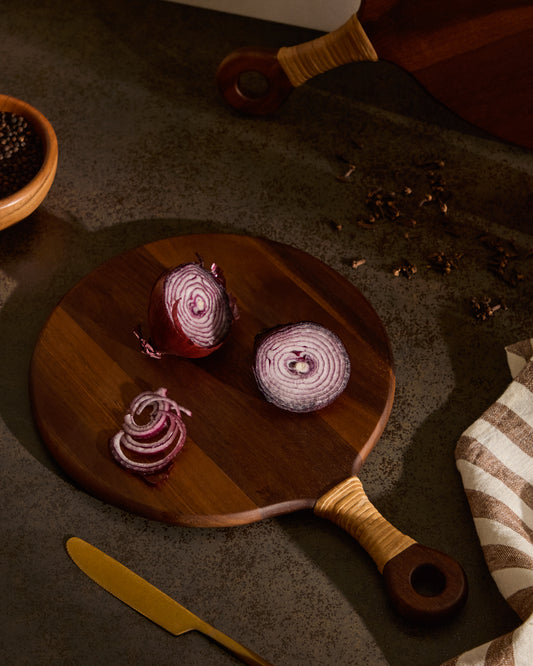 Petite planche de service ronde Sardis en bois d'acacia FSC 100% et rotin