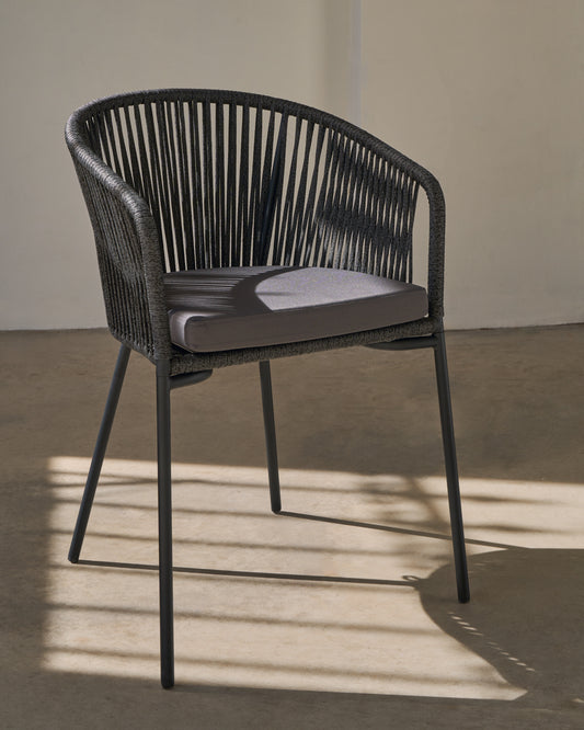 Chaise Yanet en corde noire et pieds en acier galvanisé
