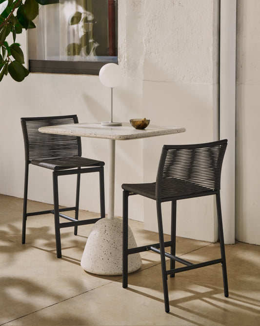 Table haute de bar Saura en terrazzo blanc avec plateau en terrazzo blanc 95 x 70 x 70 cm