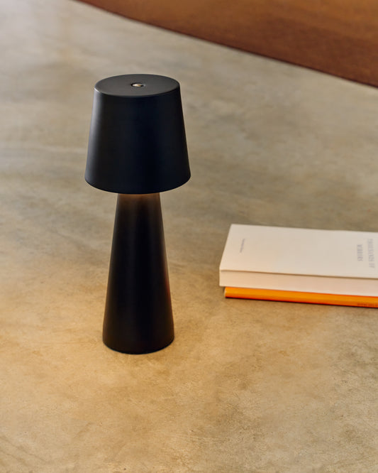 Petite lampe de table extérieure Arenys en métal avec finition noire