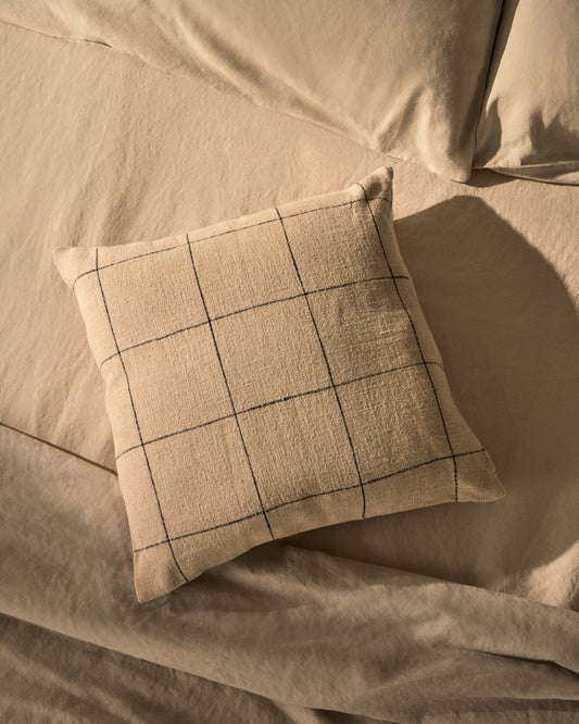Housse de coussin Ayame en lin et coton à carreaux beige avec broderie noire 45 x 45 cm