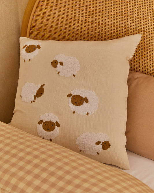 Housse de coussin Milu en coton beige motif moutons brodé 45 x 45 cm