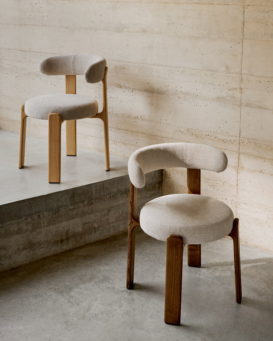 Chaise Granite version ignifugée en chenille beige et bois de frêne avec finition ton noyer FSC 100 %