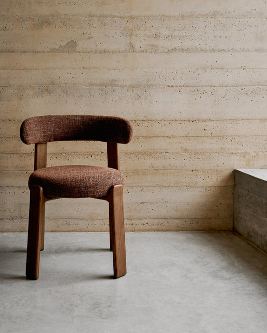 Chaise Granite version ignifugée en chenille marron et bois de frêne avec finition ton noyer FSC 100 %