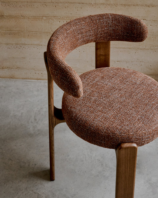Chaise Granite version ignifugée en chenille marron et bois de frêne avec finition ton noyer FSC 100 %