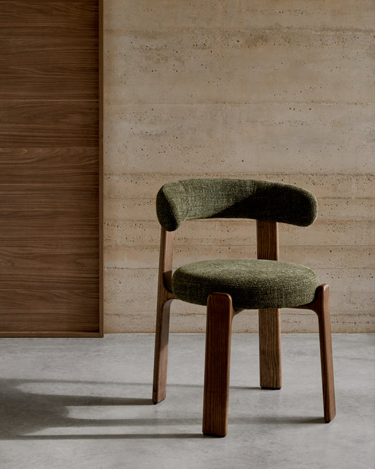 Chaise Granite version ignifugée en chenille verte et bois de frêne avec finition ton noyer FSC 100 %