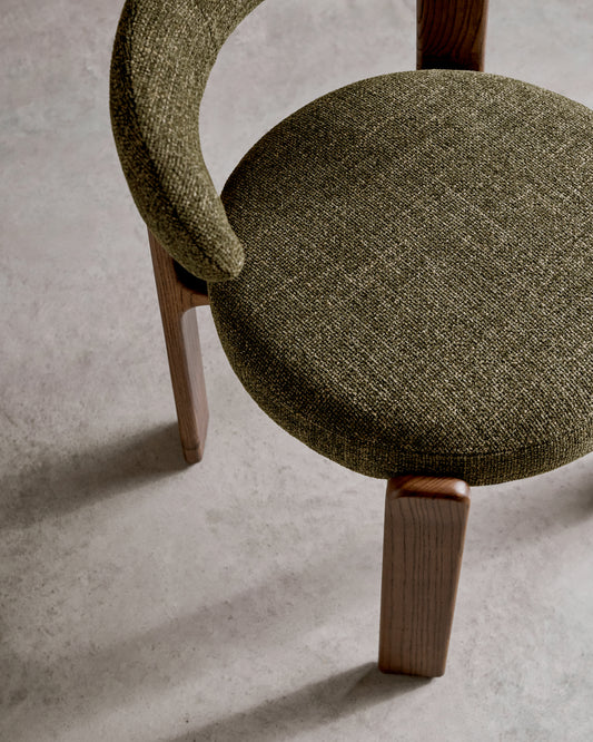 Chaise Granite version ignifugée en chenille verte et bois de frêne avec finition ton noyer FSC 100 %