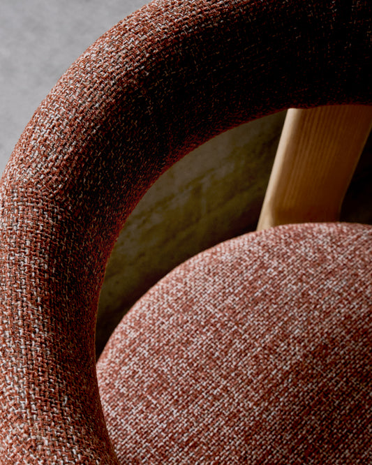 Chaise Granite version ignifugée en chenille terracotta et bois de frêne avec finition ton naturel FSC 100 %
