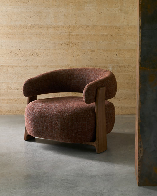 Fauteuil Granite version ignifugée en chenille marron et bois de frêne avec finition ton noyer FSC 100 %