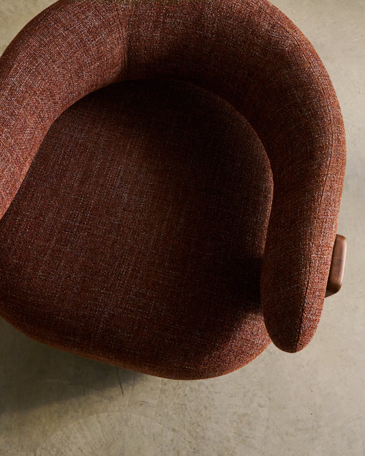 Fauteuil Granite version ignifugée en chenille marron et bois de frêne avec finition ton noyer FSC 100 %