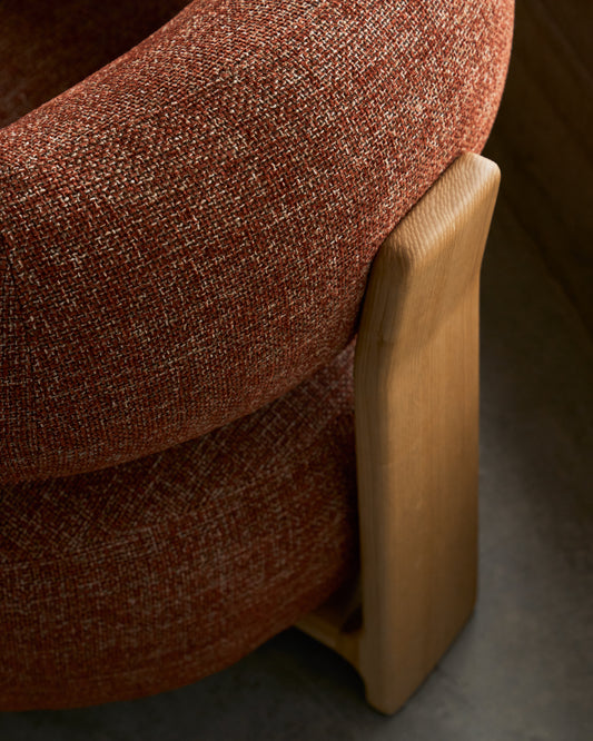 Fauteuil Granite version ignifugée en chenille terracotta et bois de frêne avec finition ton naturel FSC 100 %