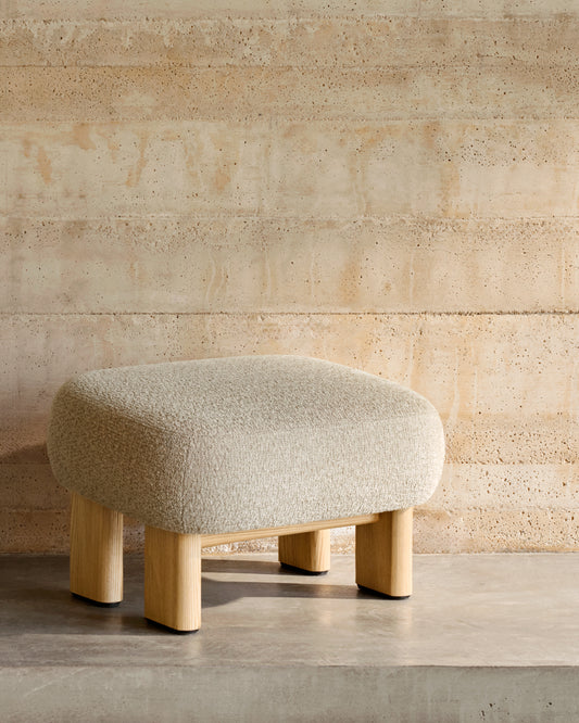Repose-pieds Nema tissu chenille beige pieds bois frêne finition naturelle 65x55,4cm FSC 100%