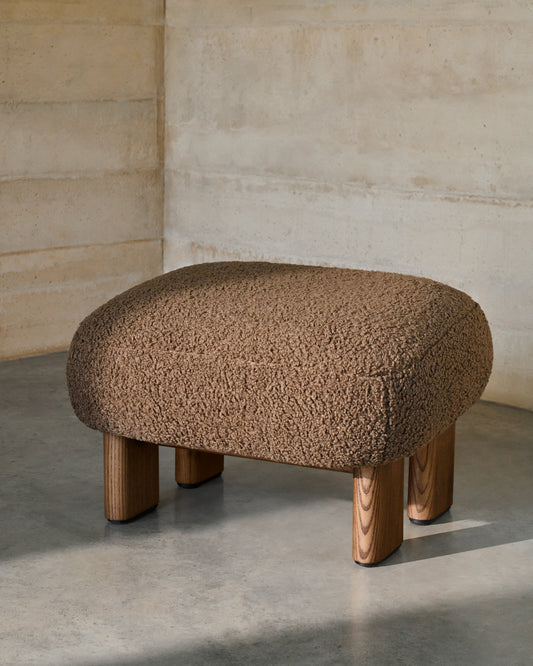 Repose-pieds Nema tissu bouclette taupe pieds en bois frêne finition noyer 65x55,4cm FSC 100%