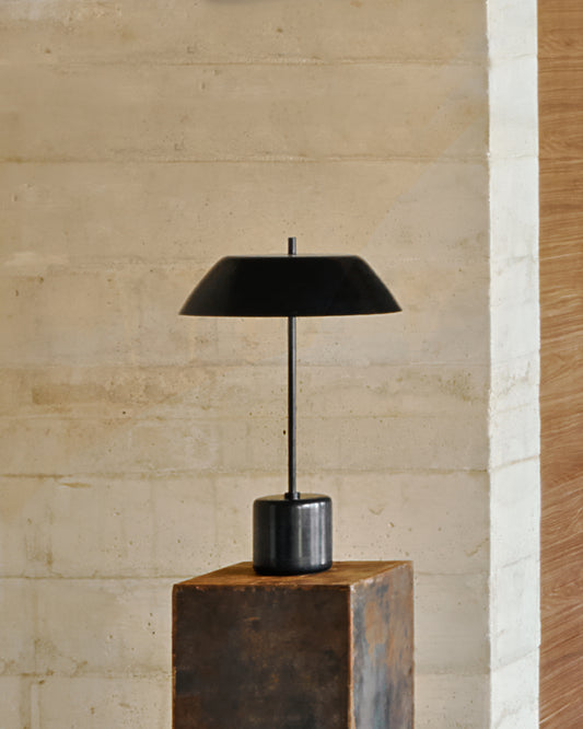 Lampe de table Sayra en marbre noir et métal peint noir