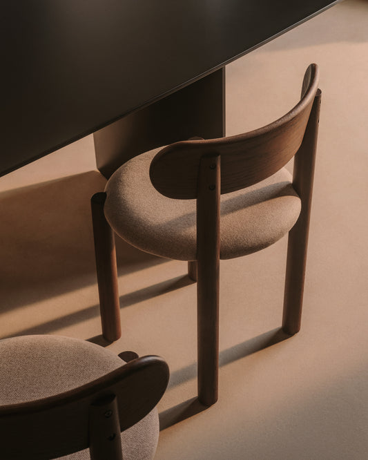 Chaise Nebai en tissu chenille marron et structure en bois de chêne finition noyer FSC MIX Credit