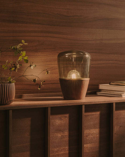 Lampe de table Silex en placage de noyer et verre vert