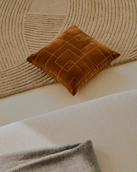 Housse de coussin Prila 100 % coton velours terracotta avec broderie géométrique 45 x 45 cm