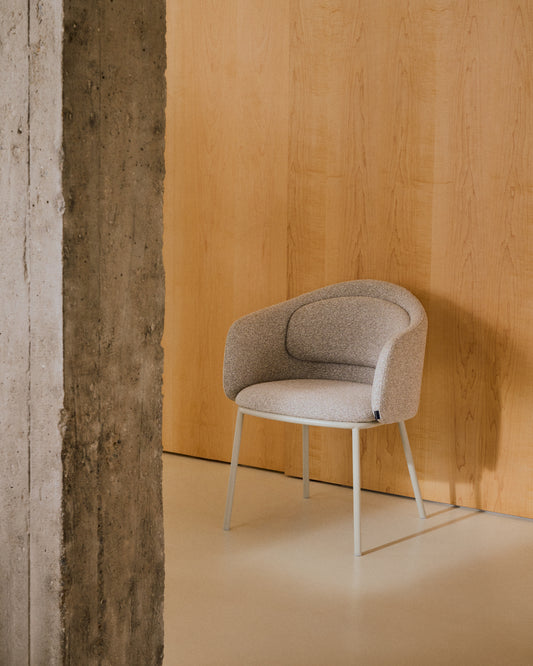 Chaise Idaira en tissu chenille épais et pieds en acier beige FSC Mix Credit