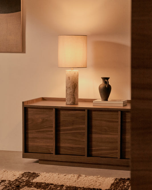 Lampe de table Raze en marbre beige et abat-jour en lin beige.