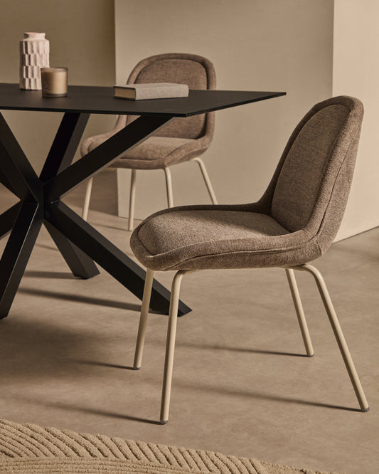 Chaise Aimin en chenille marron clair et pieds en acier peint beige mat FSC Mix Credit