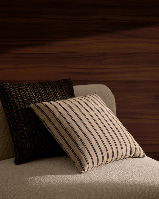 Housse de coussin Caliu en soie et coton beige à rayures grises 45 x 45 cm