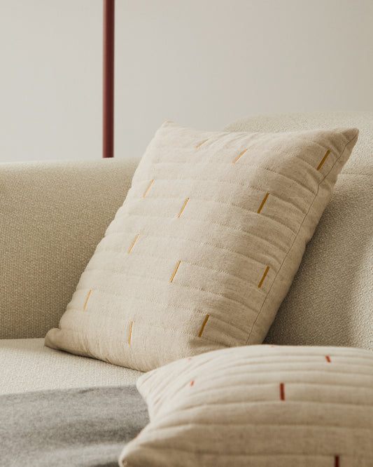 Housse de coussin Blaina en coton et lin blanc avec détail brodé orange 45 x 45 cm