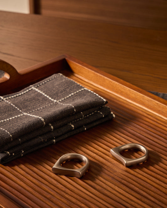 Ensemble Aruc de deux ronds de serviette semi-circulaire en acier inoxydable argentés.