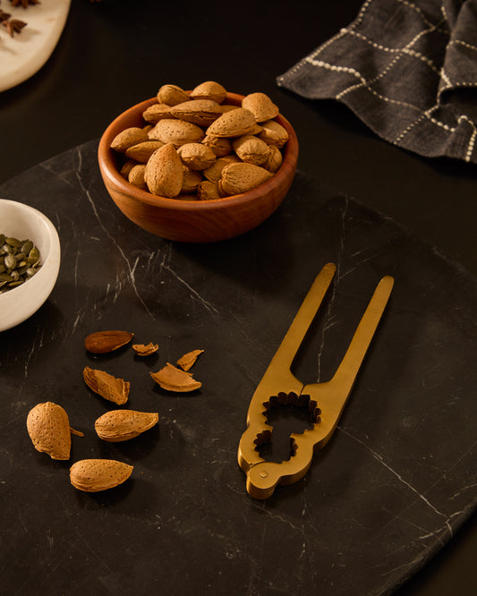 Casse-noix Blisk en acier inoxydable doré.