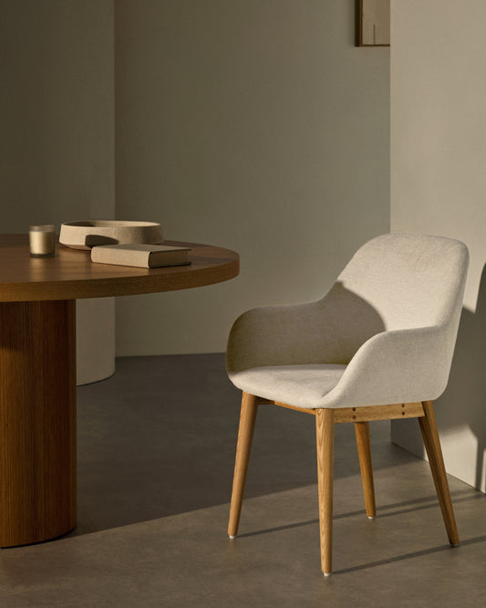 Chaise Konna beige et pieds en bois de frêne  finition naturelle