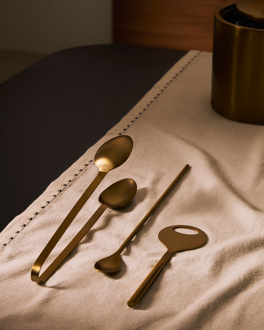 Ensemble Aruc d’ustensiles à cocktail en acier inoxydable dorés.