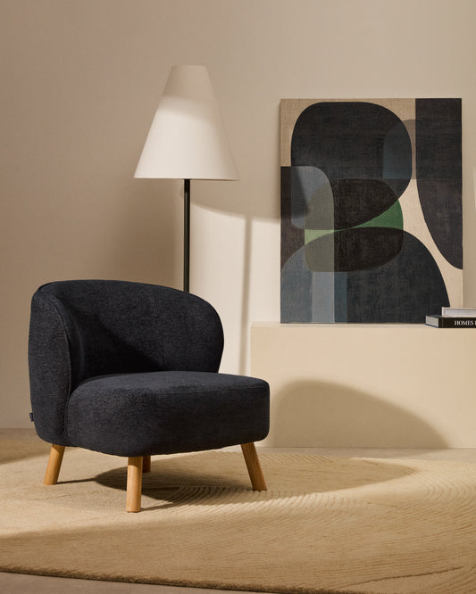 Fauteuil Ulit en tissu chenille bleu-gris et pieds en bois de hêtre finition naturelle.