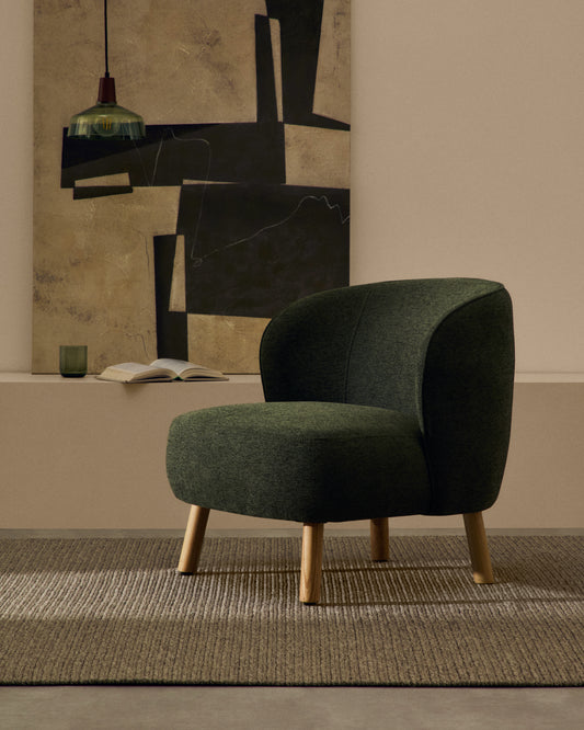Fauteuil Ulit en tissu chenille vert et pieds en bois de hêtre finition naturelle
