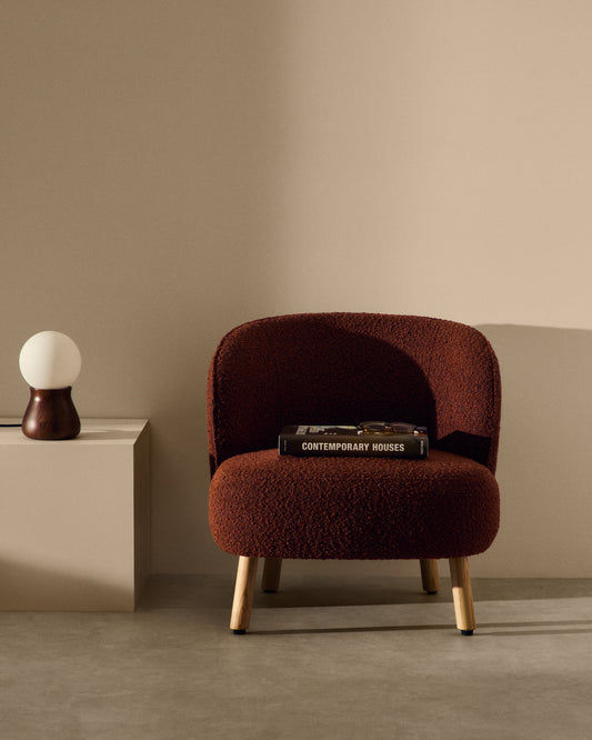 Fauteuil Ulit en tissu effet bouclette terracotta et pieds en bois de hêtre finition naturelle
