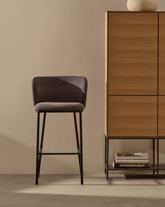 Tabouret Ciselia en chenille gris foncé et pieds en acier noir hauteur 65 cm FSC Mix Credit