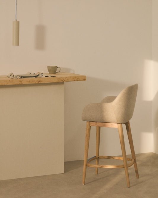 Tabouret Konna beige et pieds en bois de frêne finition claire 65 cm
