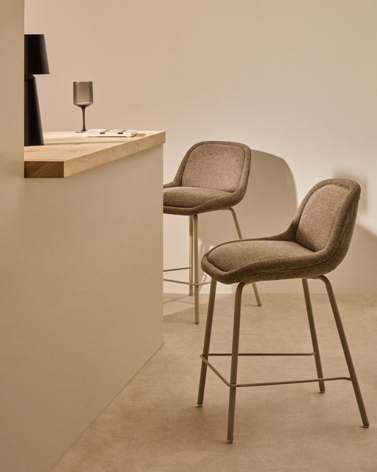 Tabouret Aimin en tissu chenille marron clair et pieds en acier finition beige 65 cm FSC Mix Credit