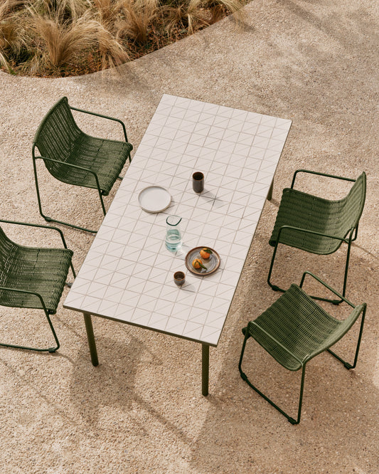 Table d’extérieur Maurina en acier galvanisé vert et céramique couleur écru 223 x 101 cm