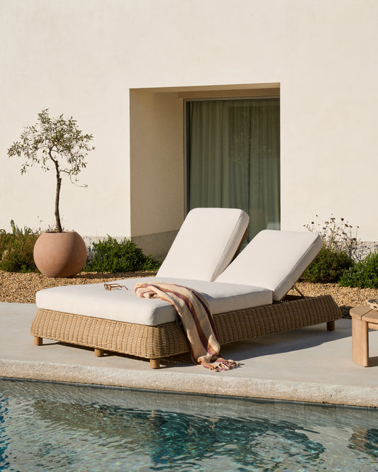 Bain de soleil double Meria en rotin synthétique et pieds en bois d’acacia FSC 100 %