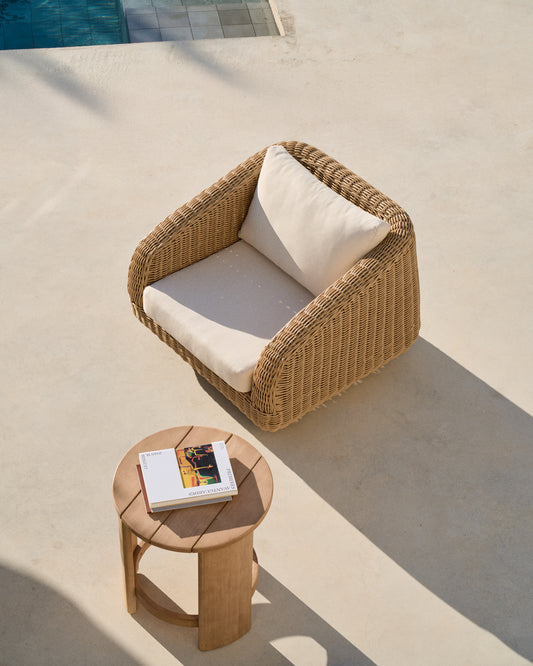 Fauteuil Meria en rotin synthétique et pieds en bois d’acacia FSC 100 %