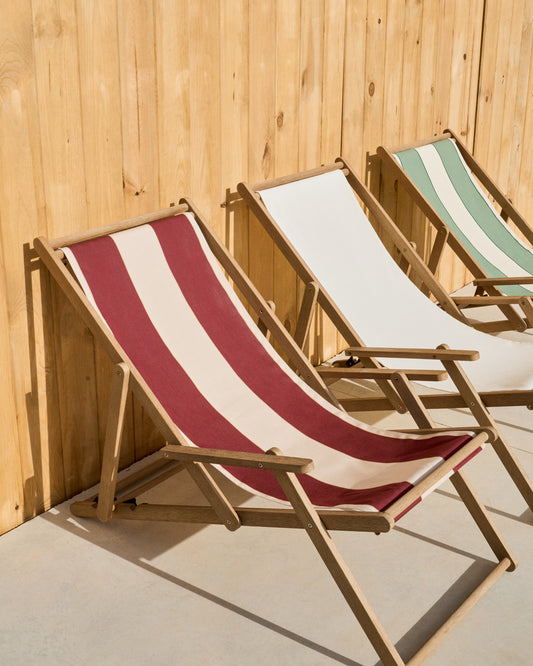 Transat pliable d’extérieur Vilara rayures grenat et beiges en bois d’acacia FSC 100 %