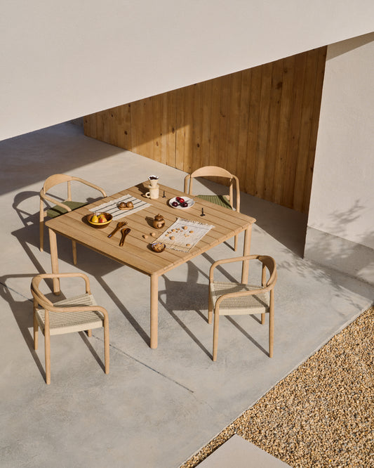 Table Sori en bois d’acacia 135 x 135 cm FSC 100 %