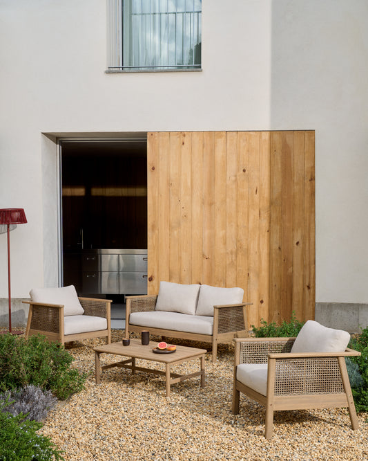 Ensemble Alabe composé d’un canapé 2 places, de 2 fauteuils et d’une table basse en bois d’acacia FSC 100 %