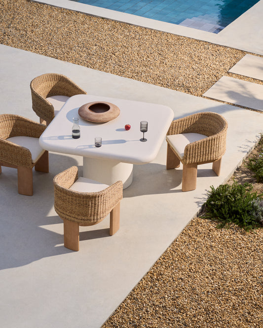 Table Addaia en ciment blanc 135 x 135 cm