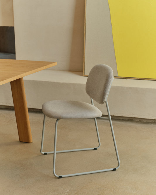 Chaise empilable Meli en chenille beige et pieds en métal beige FSC Mix Credit