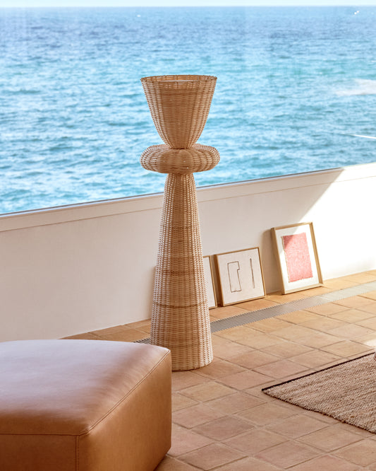 Lampadaire Neuda en rotin avec finition claire