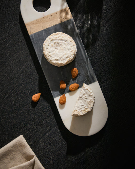 Petite planche de service Nivol en marbre blanc et noir et travertin