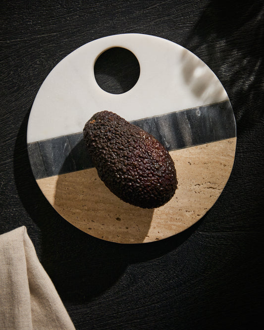 Planche de service ronde Nivol en marbre blanc et noir et travertin