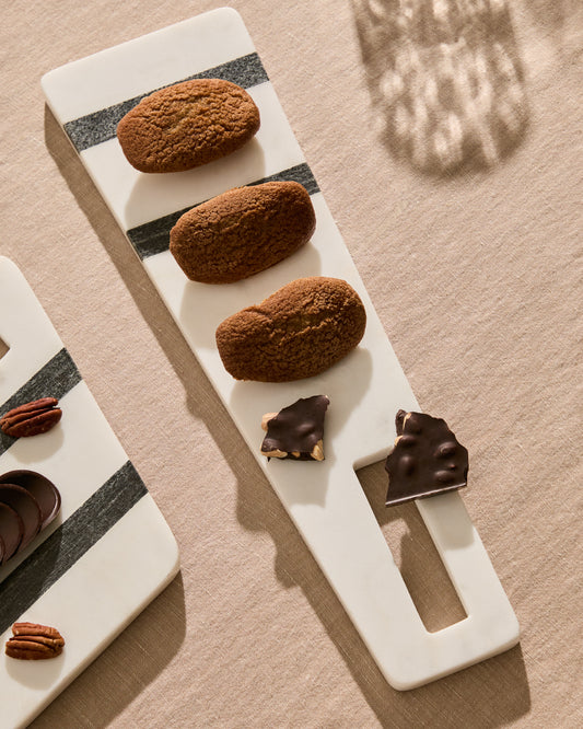 Petite planche de service Nira en marbre noir et blanc