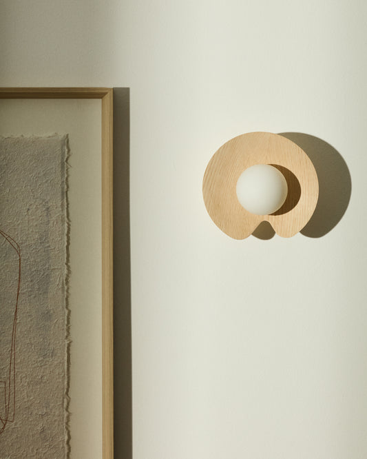 Applique murale Wilara en placage de chêne avec 1 boule en verre fumé